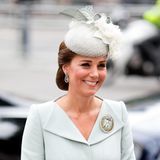 Zum Gottesdienst im Rahmen der Feier des 100. Jubiläums der Royal Air Force in London, glänzt Herzogin Catherine mit einer eleganten Frisur. Ihre Haare sind zu einem tief sitzenden Knoten gesteckt. Bei genauer Betrachtung lässt sich jedoch erkennen, dass Kate bei diesem Look ganz schön getrickst hat. 