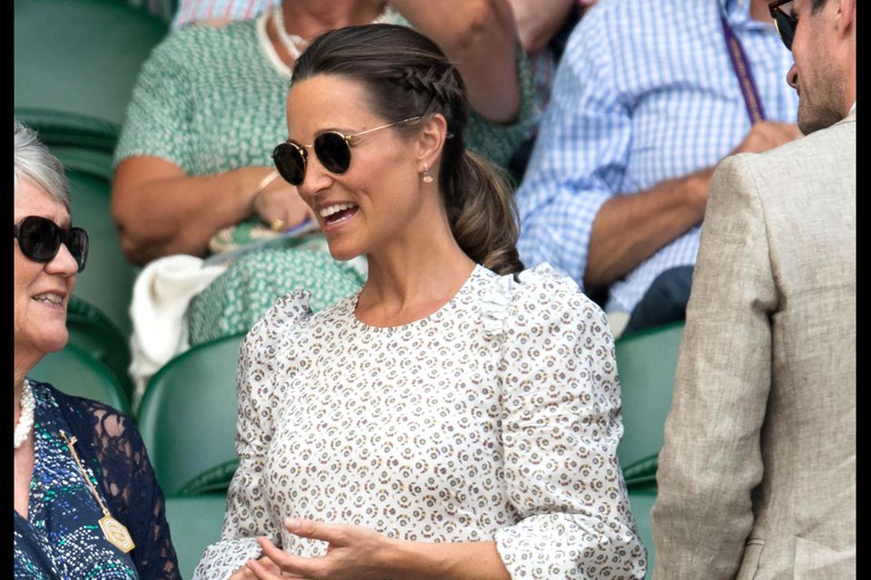 Pippa Middleton: In Wimbledon zeigt Pippa nicht nur stolz ihren Babybauch sondern auch einen coolen, neuen Hairstyle: Sie trägt ihr Haar an der Seite geflochten und dann in einem tiefen Pferdeschwanz. In Wimbledon zeigt Pippa nicht nur stolz ihren Babybauch sondern auch einen coolen, neuen Hairstyle: Sie trägt ihr Haar an der Seite geflochten und dann in einem tiefen Pferdeschwanz.