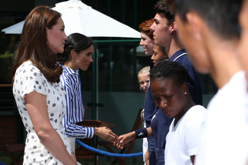 Herzogin Meghan + Herzogin Catherine: Herzogin Catherine und Herzogin Meghan treffen Ballkinder in Wimbledon. Herzogin Catherine und Herzogin Meghan treffen Ballkinder in Wimbledon.
