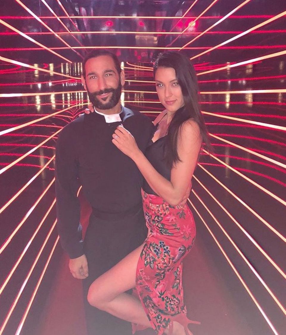 29. Mai 2018  Bei der RTL-Show "Let's Dance" wo alles begann, post das Paar für ein Instagram-Bild. Auch in diesem Jahr nimmt Massimo Sinato an der Show teil und Rebecca begleitet ihn. 