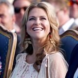 Ein sexy Detail des sommerlichen Luxuslooks sind die Schlitze an den Ärmeln. Der durchsichtige Stoff zeigt ihre vom Urlaub gebräunte Haut und gibt dem hochgeschlossenen, midi-langen Kleid das gewisse Etwas. 
