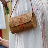 Dazu kombiniert sie eine stylische Korbtasche mit Lederband. Mit einem Preis von rund 50 Euro ist das Accessoire ein Schnäppchen im Vergleich zu anderen Lieblingen aus ihrer Handtaschen-Kollektion. Die jüngere Schwester von Prinzessin Victoria und Prinz Carl Philip ist für ihr Luxus-Faible bekannt. 