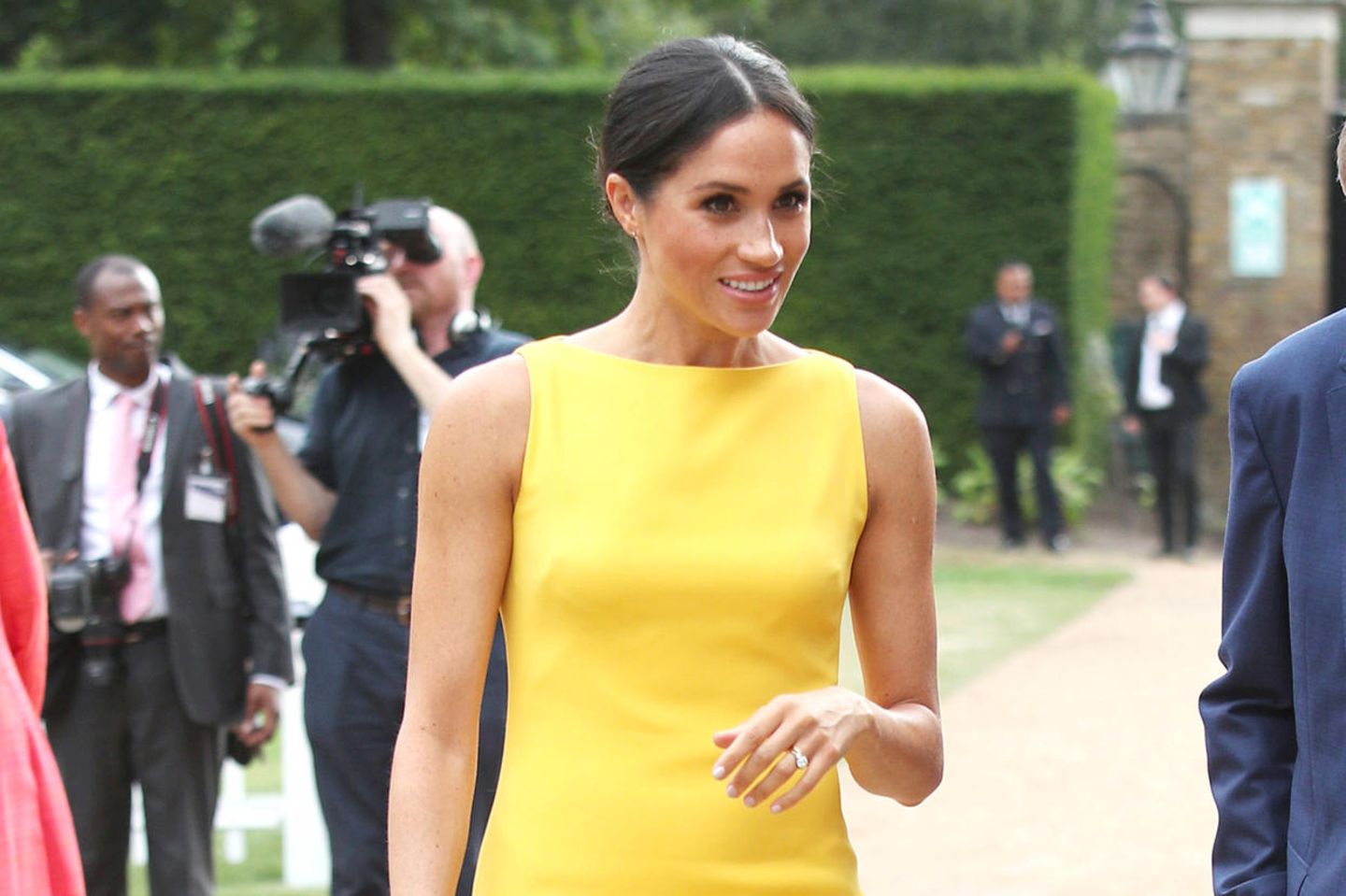 Wow, was für ein strahlender Auftritt. Anfang Juli 2018 entscheidet sich Meghan Markle erstmals für ein leuchtend gelbes Kleid, als sie zum Empfang "Your Commonwealth" in London erscheint.