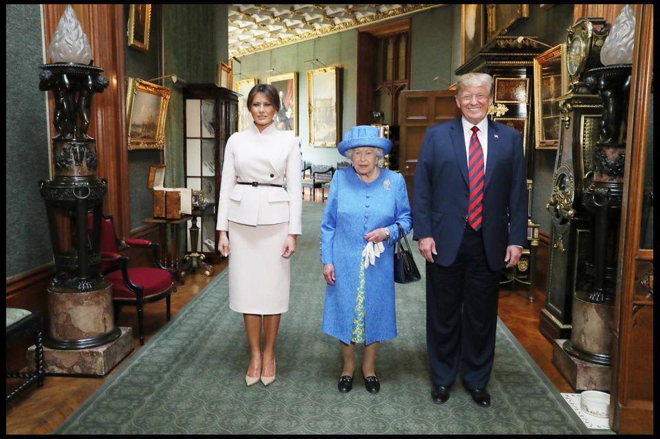 Die Trumps + die Queen: Foto aus dem Schloss: Ein Detail gehört hier nicht hin Die Trumps + die Queen: Foto aus dem Schloss: Ein Detail gehört hier nicht hin