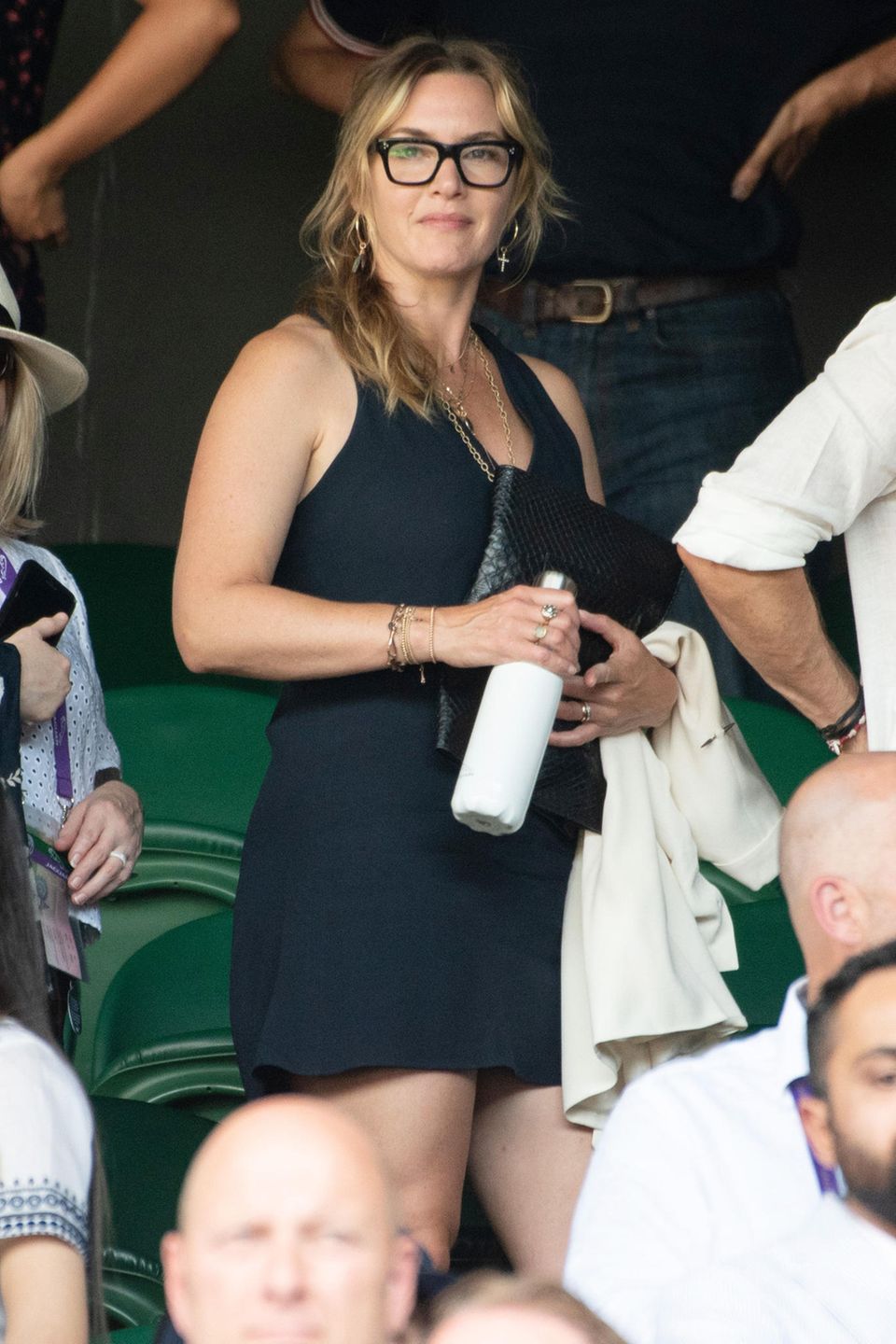 Kate Winslet kommt total downdressed zum großen Finale. Ihr kleines Schwarzes ist sportlich, ihre Brille ziemlich cool.