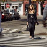 Sarah Jessica Parker verbreitet für Intimissimi wieder ganz viel "Sex and the City"-Frauenpower. Im schwarzen Seiden-Pyjama und elegantem Spitzen-BH der Marke shootet sie selbstbewusst in den Straßen New Yorks und könnte dabei glatt als Carrie durchgehen. Zum sinnlichen Look gehören - ganz wie es der Bradshaw-Style verlangt - extravagante Stilettos. 
