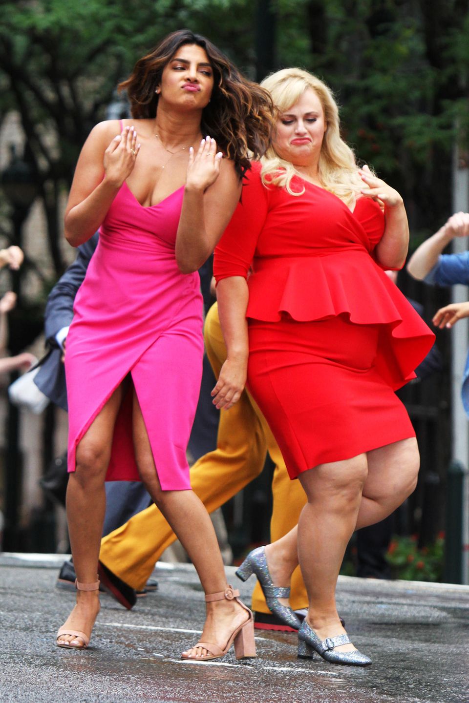 Einfach mal die Sau rauslassen! Das können Priyanka Chopra und Rebel Wilson bei den Dreharbeiten zu "Isn't It Romantic" hervorragend. Einfach mal die Sau rauslassen! Das können Priyanka Chopra und Rebel Wilson bei den Dreharbeiten zu "Isn't It Romantic" hervorragend.