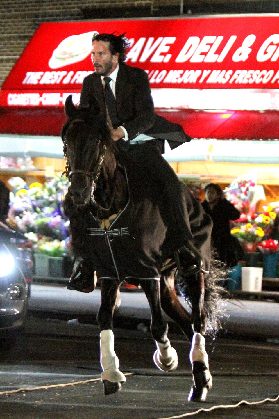 "Wer reitet so spät durch Nacht und Wind?" Es ist Keanu Reeves ... Der Schauspieler spielt natürlich nicht den "Erlkönig", sondern steht in Brooklyn für den Film "John Wick 3" vor der Kamera. "Wer reitet so spät durch Nacht und Wind?" Es ist Keanu Reeves ... Der Schauspieler spielt natürlich nicht den "Erlkönig", sondern steht in Brooklyn für den Film "John Wick 3" vor der Kamera.