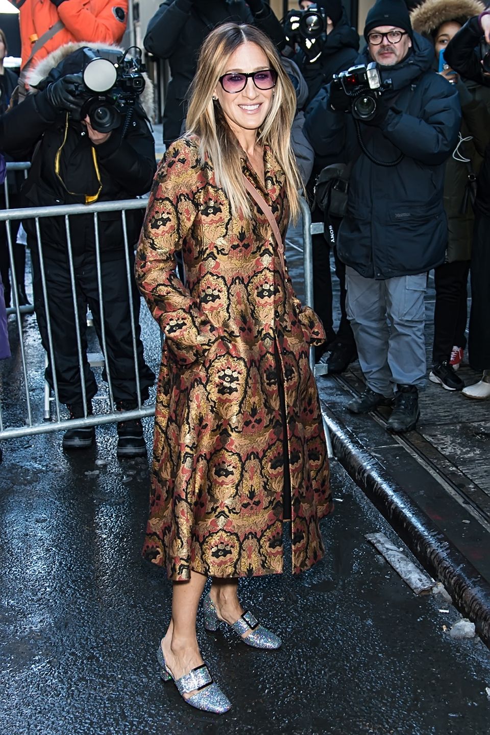 Dieses Outfit von Sarah Jessica Parker lieben wir ganz besonders. Die Schuhe mit Schnalle, der Mantel mit Print und diese getönte Sonnenbrille - wir wollen alles haben! Dieses Outfit von Sarah Jessica Parker lieben wir ganz besonders. Die Schuhe mit Schnalle, der Mantel mit Print und diese getönte Sonnenbrille - wir wollen alles haben!