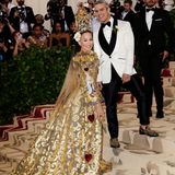 Bei der MET Gala wird es pompös. Hier erscheint Sarah Jessica Parker in einer Couture-Robe mit Brokatschleppe von Dolce & Gabbana.