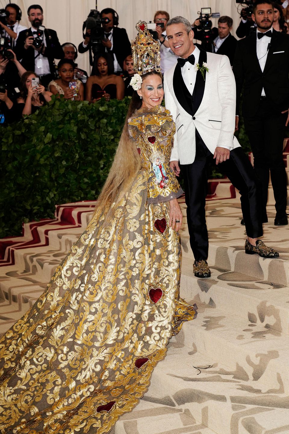 Bei der MET Gala wird es pompös. Hier erscheint Sarah Jessica Parker in einer Couture-Robe mit Brokatschleppe von Dolce & Gabbana. Bei der MET Gala wird es pompös. Hier erscheint Sarah Jessica Parker in einer Couture-Robe mit Brokatschleppe von Dolce & Gabbana.