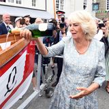 Und immer rein damit. Herzogin Camilla tauft ein Rettungsboot mit einer Flasche Sekt bei ihrem Besuch des Fowey Festivals. 