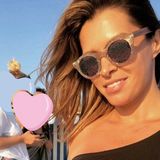 Ausgelassen und glücklich: Sabia Boulahrouz zeigt sich endlich wieder mehr auf Instagram. Aktuell genießt sie einen Urlaub mit Freundinnen auf Sylt und setzt dabei auf eine lässige Sonnenbrille. Doch vielleicht zeigt sie auf diesem Selfie deutlich mehr als gewollt. Durch ihr asymmetrisches Top scheinen nämlich ihre Nippel durch. 