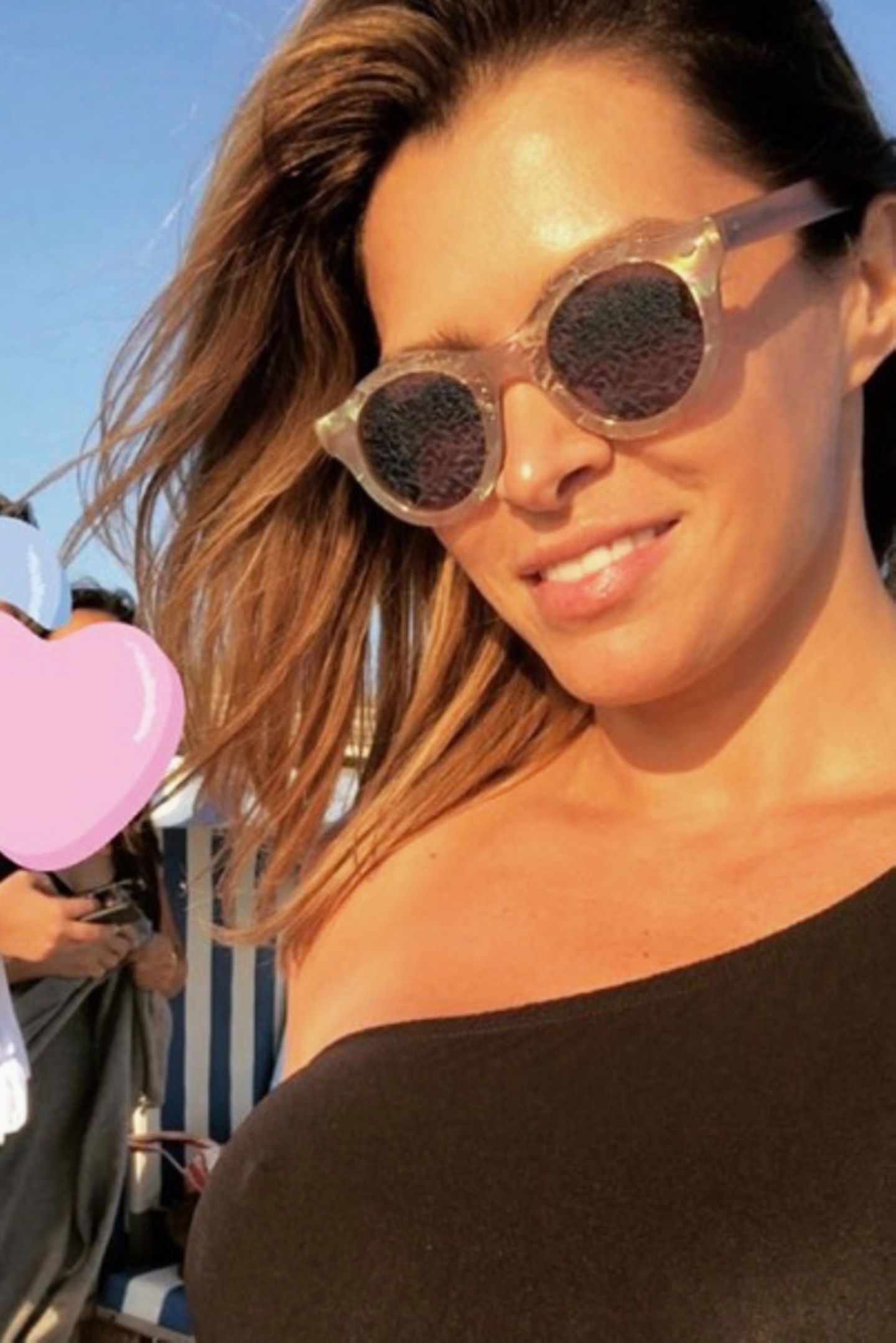 Ausgelassen und glücklich: Sabia Boulahrouz zeigt sich endlich wieder mehr auf Instagram. Aktuell genießt sie einen Urlaub mit Freundinnen auf Sylt und setzt dabei auf eine lässige Sonnenbrille. Doch vielleicht zeigt sie auf diesem Selfie deutlich mehr als gewollt. Durch ihr asymmetrisches Top scheinen nämlich ihre Nippel durch. 
