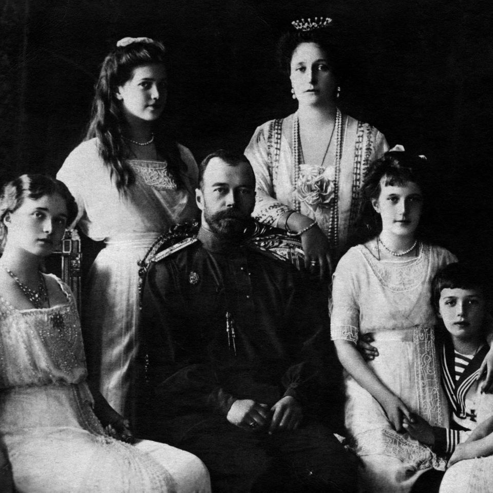 Zar Nicolas II., Zarin Alexandra und ihre fünf Kinder starben in der gleichen Nacht unter den Händen der Bolschewiken.