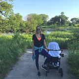 Die sportliche Ana Ivanovic ist mit ihren beiden Jungs im Park unterwegs. Für den Spaziergang ist die hübsche, ehemalige Tennisspielerin in eine bequeme Leggings, Sneaker und ein neonorangefarbenes Top geschlüpft. 