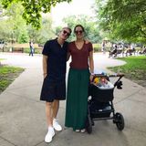 Wie gewohnt lässig zeigt sich Ana bei einem Spaziergang mit Bastian und Baby. In einem stylischen Rock von Zara in einem waldgrün, der gerade mal dreißg Euro kostet und einem weinroten Shirt, schaut die ehemalige Tennisspielerin ganz zauberhaft aus. 