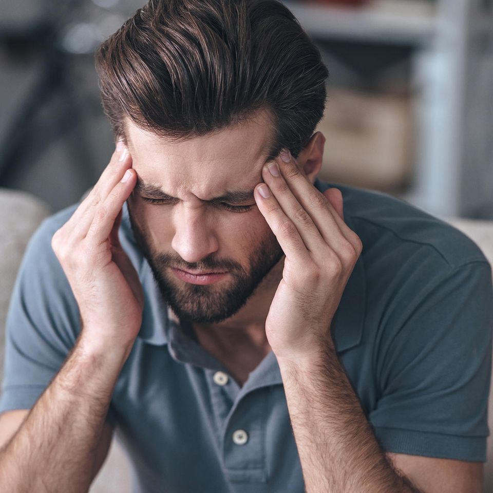 Symbolbild Mann mit Kopfschmerzen