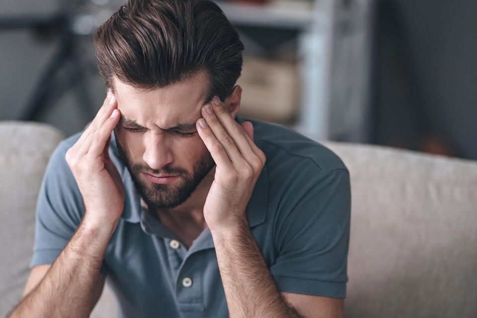 Symbolbild Mann mit Kopfschmerzen