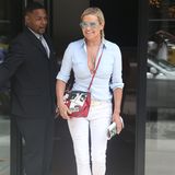Yolanda Hadid spaziert in einem sommerlichen Outfit mit weißer Jeans und Hemd durch New York. Dazu kombiniert die Mutter von Topmodel Gigi Hadid eine rote Tasche des Luxuslabels Prada. Beim genaueren Hinsehen allerdings erkennt man einen klitzekleinen Makel... 