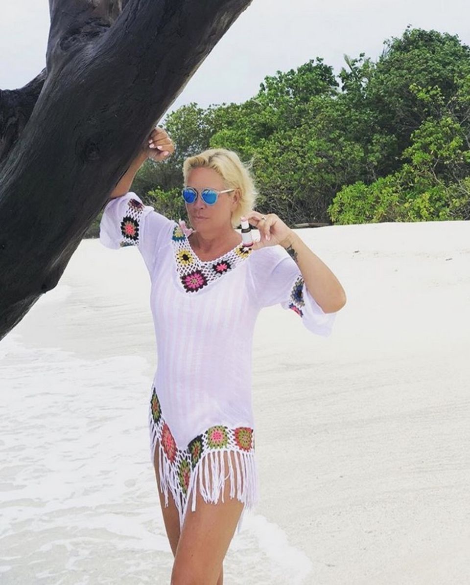 Claudia Effenberg scheint wie man auf den neuesten Bildern auf ihrem Instagram-Account sehen kann deutlich erschlankt zu sein. Mit einem tollen Urlaubsschnappschuss von den Malediven versetzt die Designerin ihre Instagram-Fans ins staunen. Doch ist Claudia wirklich so schlank geworden oder wurde hier doch ein kleines bisschen per Photoshop nachgeholfen? 