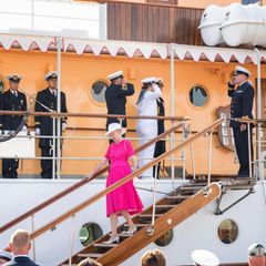 Königin Margrethe bei der Ankunft mit dem Königsschiff im Hafen von Haderslev.