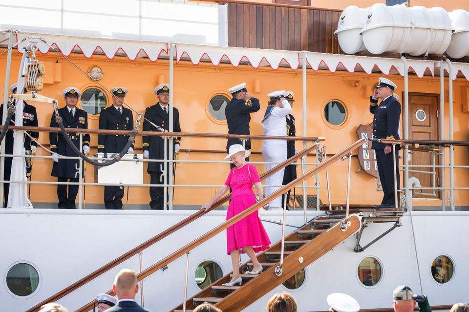 Königin Margrethe bei der Ankunft mit dem Königsschiff im Hafen von Haderslev.