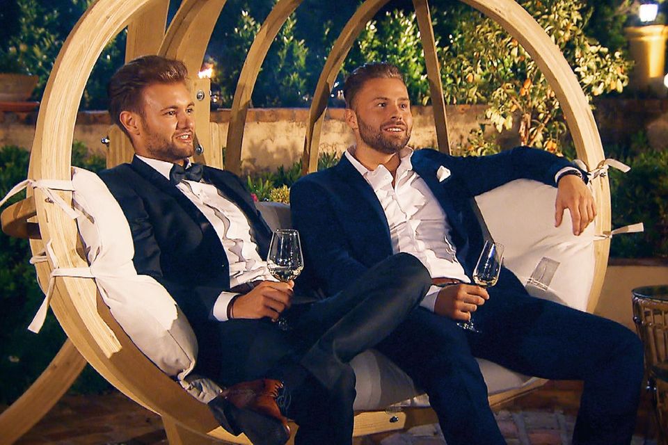 Die Bachelorette 2018: Schicker Anzug, Haare zurück, schniekes Lächeln - Daniel und Kevin gehören zu den Schönlingen bei der Bachelorette 2018. Schicker Anzug, Haare zurück, schniekes Lächeln - Daniel und Kevin gehören zu den Schönlingen bei der Bachelorette 2018.