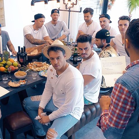 Sie packen ihren Koffer für die Bachelorette und packen ein: Ein weißes Shirt und eine dunkle Cap. Etwa so könnte man beschreiben, was fast alle Kandidaten in der RTL-Show tragen.