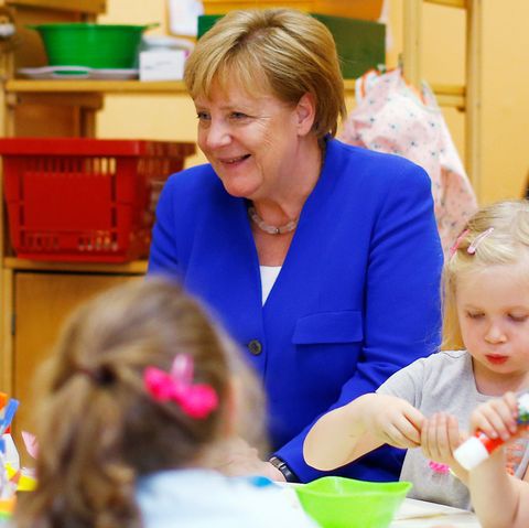 Herrlich: Merkel besucht Kita - doch alle lachen nur über Detail im Hintergrund