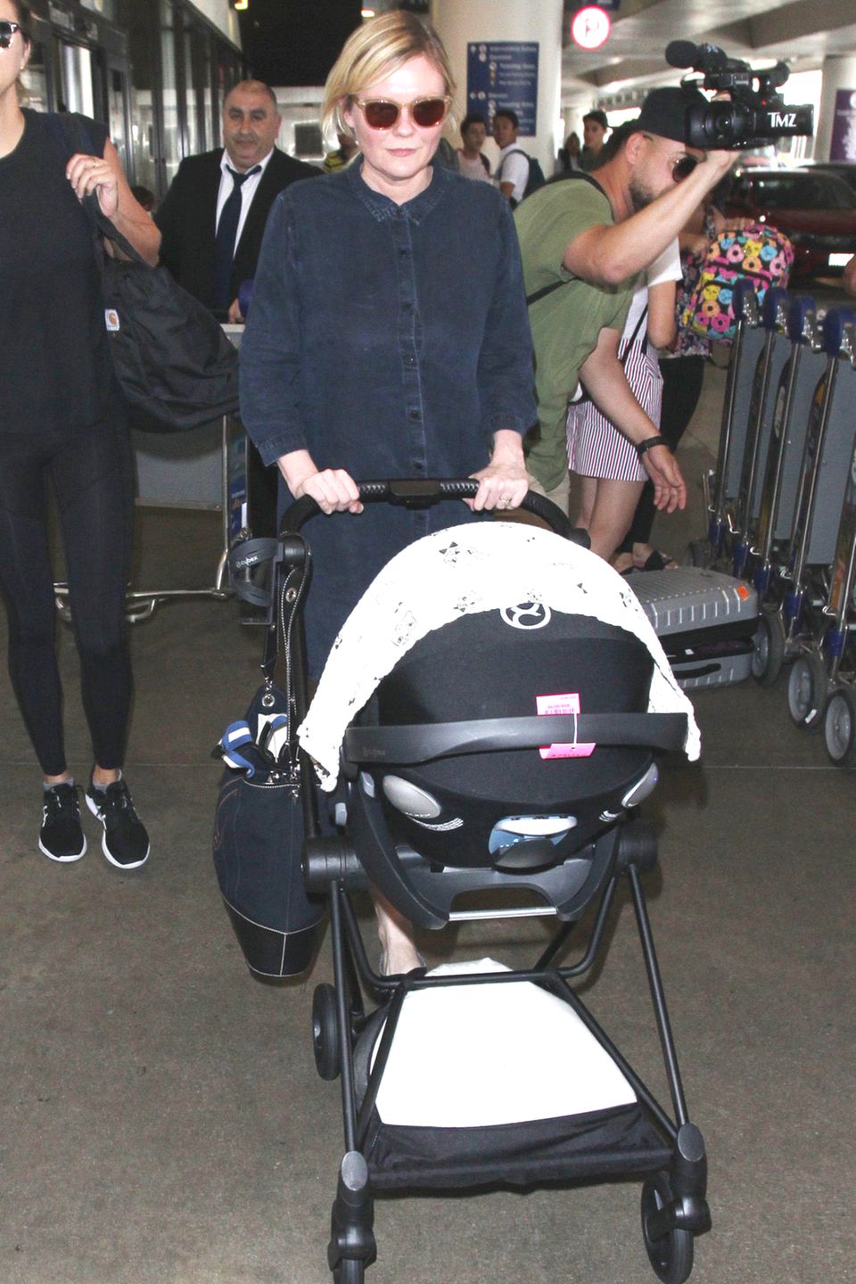12. Juli 2018 Kirsten Dunst zeigt sich zum ersten Mal nach der Geburt von Söhnchen Ennis Howard in der Öffentlichkeit. Am Flughafen von Los Angeles spaziert die Schauspielerin mit deutschen Wurzeln mit dem Kinderwagen entlang. Energisch beschützt sie ihr Baby vor den aufdringlichen Paparazzi. . Der kleine, im Mai geborene Ennis scheint seinen ersten Auftritt im Blitzlichtgewitter allerdings friedlich zu verschlafen. 12. Juli 2018 Kirsten Dunst zeigt sich zum ersten Mal nach der Geburt von Söhnchen Ennis Howard in der Öffentlichkeit. Am Flughafen von Los Angeles spaziert die Schauspielerin mit deutschen Wurzeln mit dem Kinderwagen entlang. Energisch beschützt sie ihr Baby vor den aufdringlichen Paparazzi. . Der kleine, im Mai geborene Ennis scheint seinen ersten Auftritt im Blitzlichtgewitter allerdings friedlich zu verschlafen.