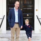 September 2017  Dieser zauberhafte Vater-Sohn-Schnappschuss entsteht kurz vor Einschulung von Prinz George. Der kleine Prinz lacht fröhlich in die Kamera. 