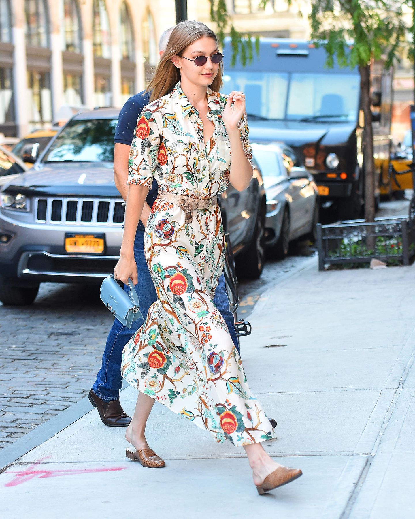 Model Gigi Hadid unterwegs in New York - in Slippern. 