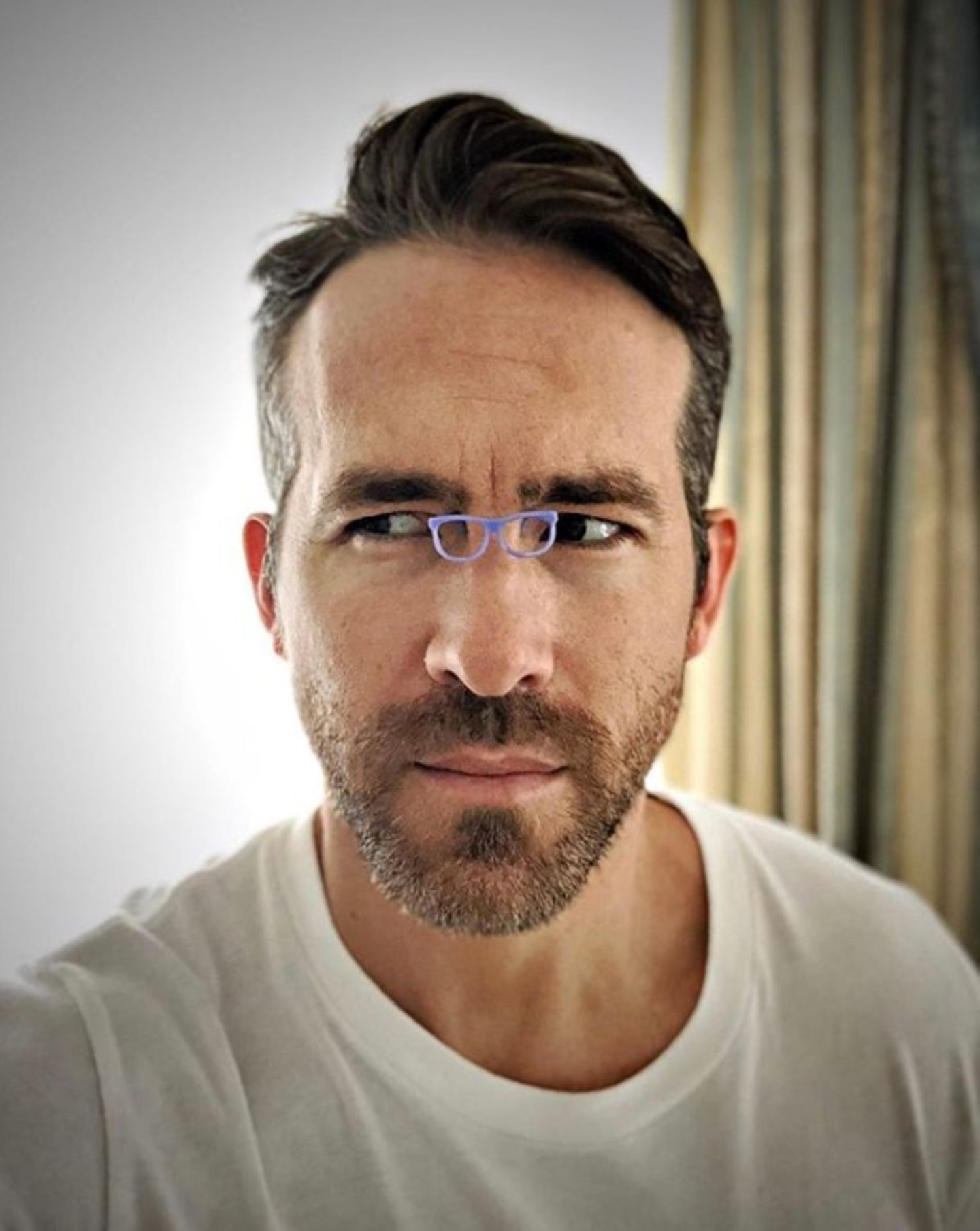 17. Juli 2018   "Probiere weiterhin den 'Kleine Brillen'-Trend aus. Habe diese hier bei 'Sunglass Hut' für 19.000 Dollars gekauft", postet Scherzkeks Ryan Reynolds.