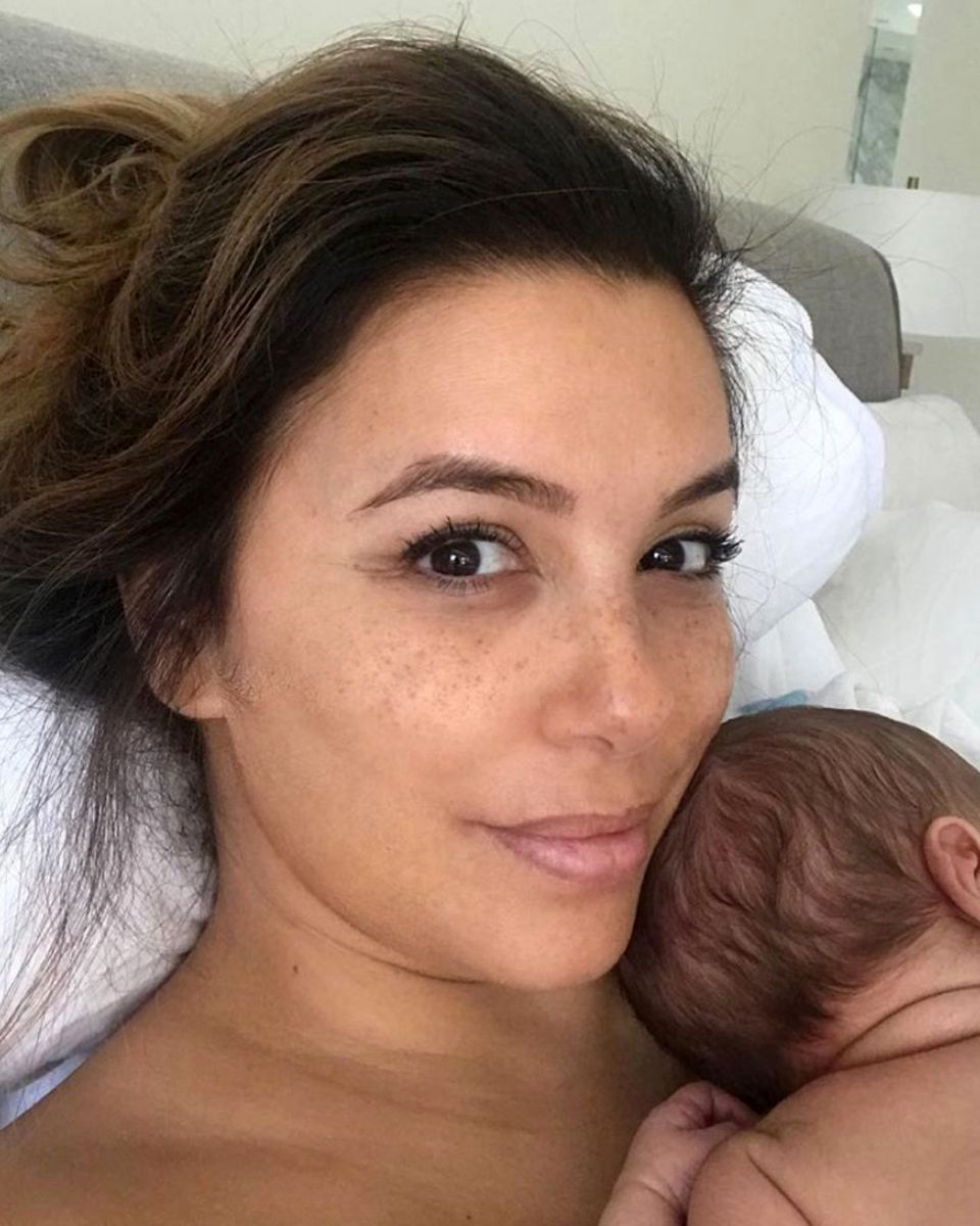Während Baby-Sohn Santiago friedlich schläft, knipst Mama Eva Longoria schnell ein Selfie. Mit Messy Bun und ohne Make-up sieht man die Schauspielerin nur sehr selten. Aktuell hat ihr Sohn eben oberste Priorität und für Glamour-Make-up ist keine Zeit. Steht ihr ausgezeichnet, dieser natürliche Mama-Look. Während Baby-Sohn Santiago friedlich schläft, knipst Mama Eva Longoria schnell ein Selfie. Mit Messy Bun und ohne Make-up sieht man die Schauspielerin nur sehr selten. Aktuell hat ihr Sohn eben oberste Priorität und für Glamour-Make-up ist keine Zeit. Steht ihr ausgezeichnet, dieser natürliche Mama-Look.