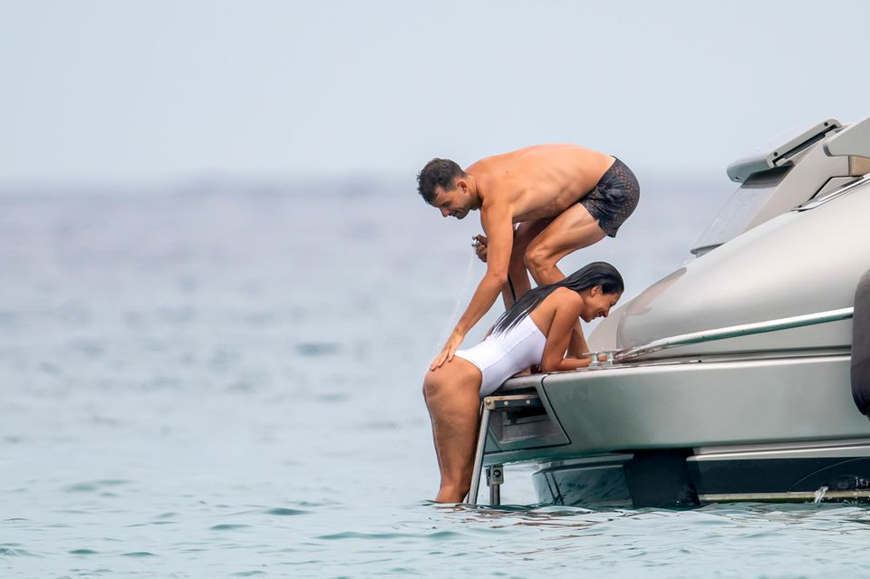 Grigor Dimitrov packt mit an und hilft seiner Freundin Nicole Scherzinger ins Boot