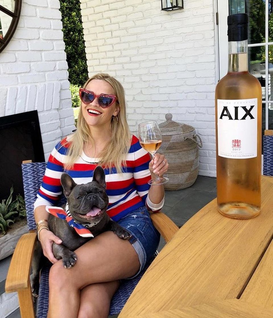 Zum WM-Finale kommt bei Reese Witherspoon eine ganz besonders große Flasche Wein auf den Tisch. Doch bei genauerem Hinsehen, lässt sich erkennen, unsere Augen haben uns einen Streich gespielt. Denn es ist doch keine Weinflasche für Riesen, sondern nur eine optische Täuschung. Zum WM-Finale kommt bei Reese Witherspoon eine ganz besonders große Flasche Wein auf den Tisch. Doch bei genauerem Hinsehen, lässt sich erkennen, unsere Augen haben uns einen Streich gespielt. Denn es ist doch keine Weinflasche für Riesen, sondern nur eine optische Täuschung.