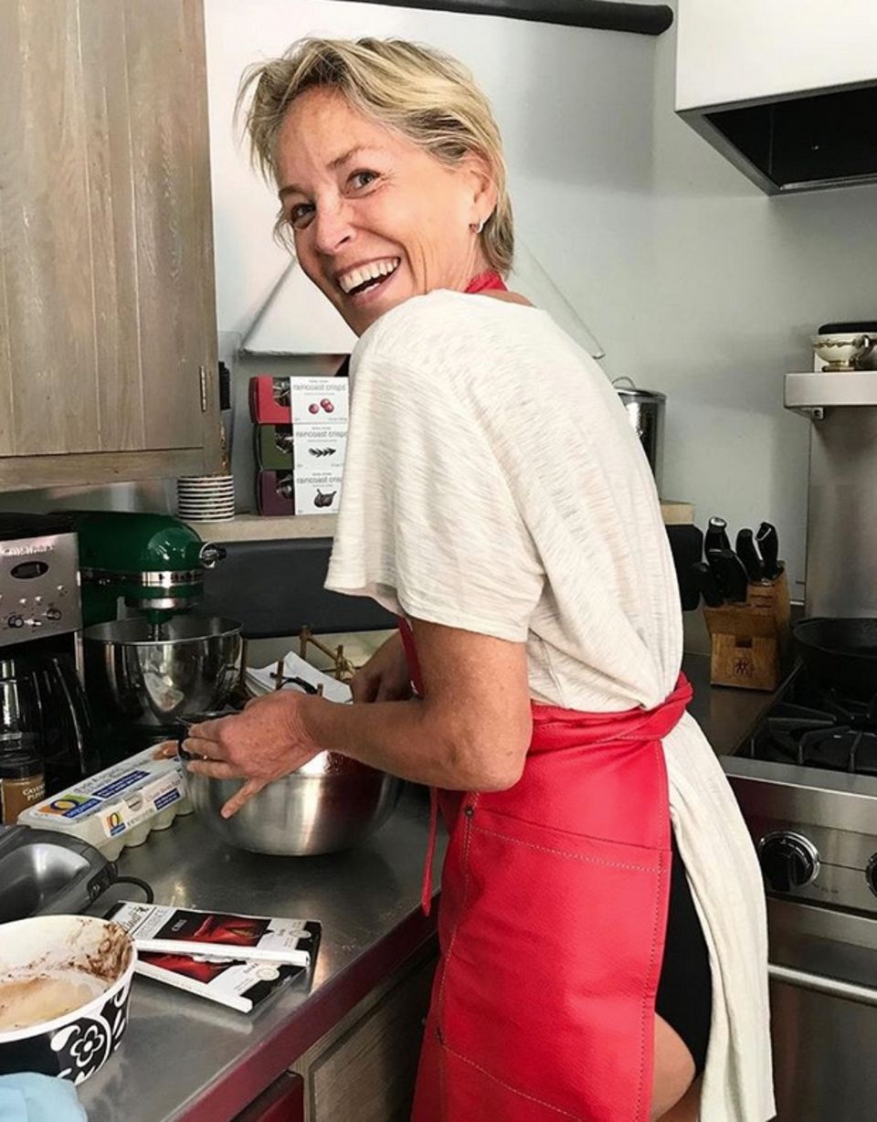 Heiße Grüße aus der Küche sendet Sharon Stone. Die Schauspielerin, komplett ungeschminkt, backt einen leckeren Schokokuchen. Heiße Grüße aus der Küche sendet Sharon Stone. Die Schauspielerin, komplett ungeschminkt, backt einen leckeren Schokokuchen.