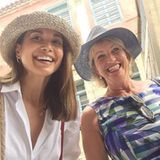 Jetzt wissen wir, woher sie die hübschen Gene hat: Grace strahlt mit ihrer Mutter Carmen in die Kamera.