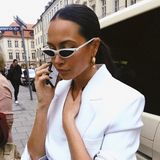 Like a Diva: Grace Capristo mit angesagter 90s-Sonnenbrille und XXL-Blazerkleid. Auch für dieses Outfit bekommt sie viel Zuspruch von ihren Fans auf Instagram.