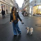 Undercover durch die Straßen: Grace in einem ungewohnt lockeren Outfit mit weiter Hose und Rollkragen-Pullover.