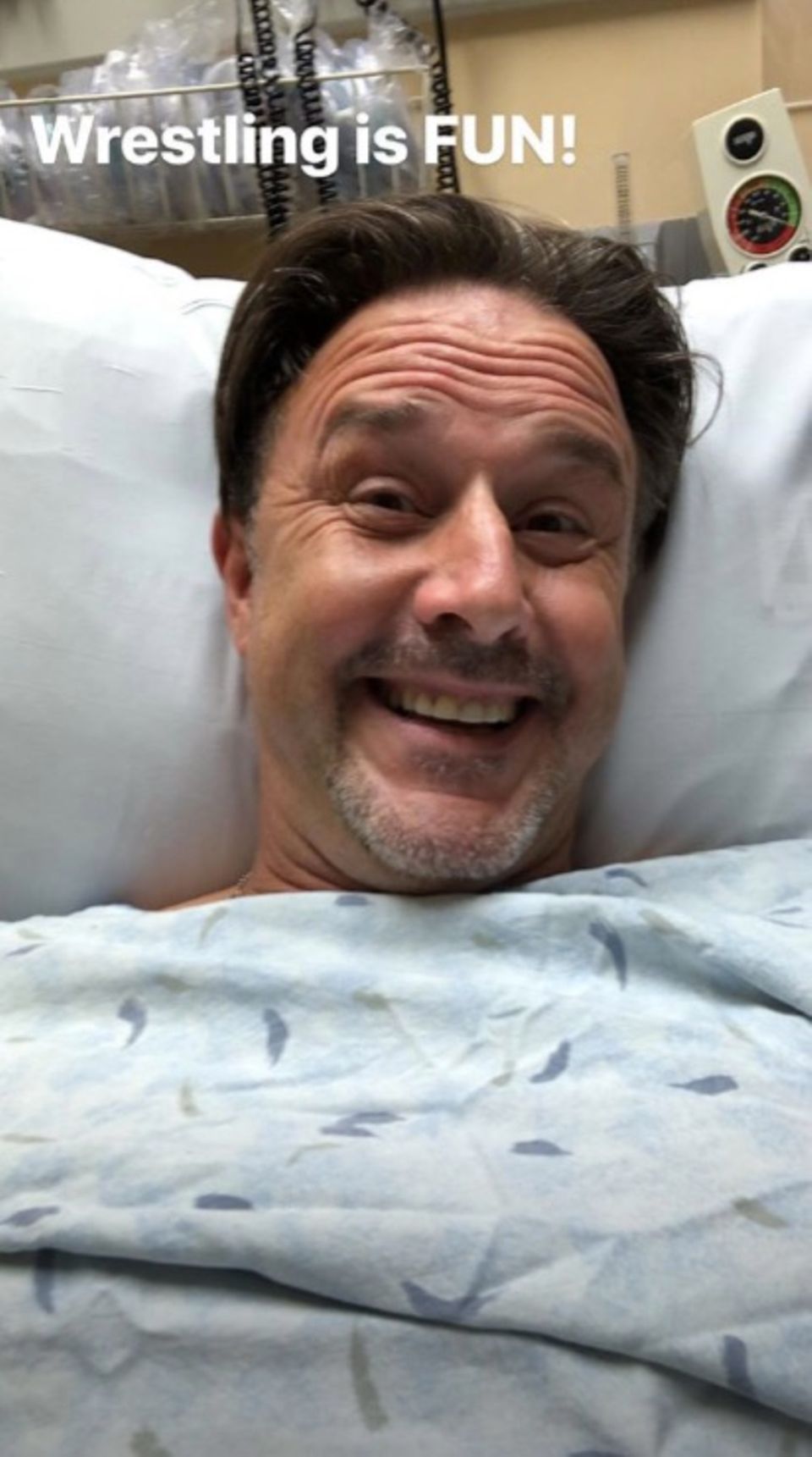 David Arquette grüßt seine Instagram-Fans fröhlich aus dem Krankenhausbett. Der Schauspieler ist zu einem Wrestlingkampf angetreten und Gott sei Dank nur mit kleineren Blessuren davon gekommen. Scherzen kann er jedenfalls noch. David Arquette grüßt seine Instagram-Fans fröhlich aus dem Krankenhausbett. Der Schauspieler ist zu einem Wrestlingkampf angetreten und Gott sei Dank nur mit kleineren Blessuren davon gekommen. Scherzen kann er jedenfalls noch.