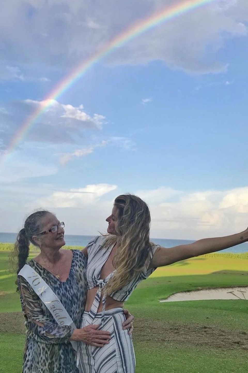 Soooo süß! Zum 70. Geburtstag ihrer Mama posiert Model Gisele Bündchen mit ihrer Mutter unter einem Regenbogen. "Ein spezieller Regenbogen für die speziellste Frau! "schreibt die Brasilianerin dazu. Soooo süß! Zum 70. Geburtstag ihrer Mama posiert Model Gisele Bündchen mit ihrer Mutter unter einem Regenbogen. "Ein spezieller Regenbogen für die speziellste Frau! "schreibt die Brasilianerin dazu.