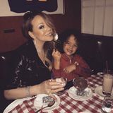 Mit ihrem Sohn Moroccan schlemmt die Pop-Diva Mariah Carey leckere Desserts.