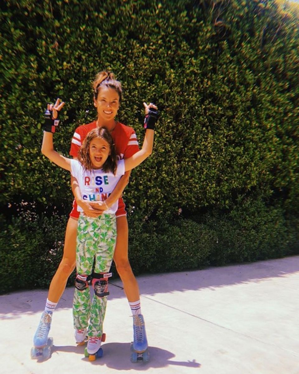 22. Juli 2018  Alessandra Ambrosio und Tochter Anja haben Spaß beim Rollschuhfahren. 