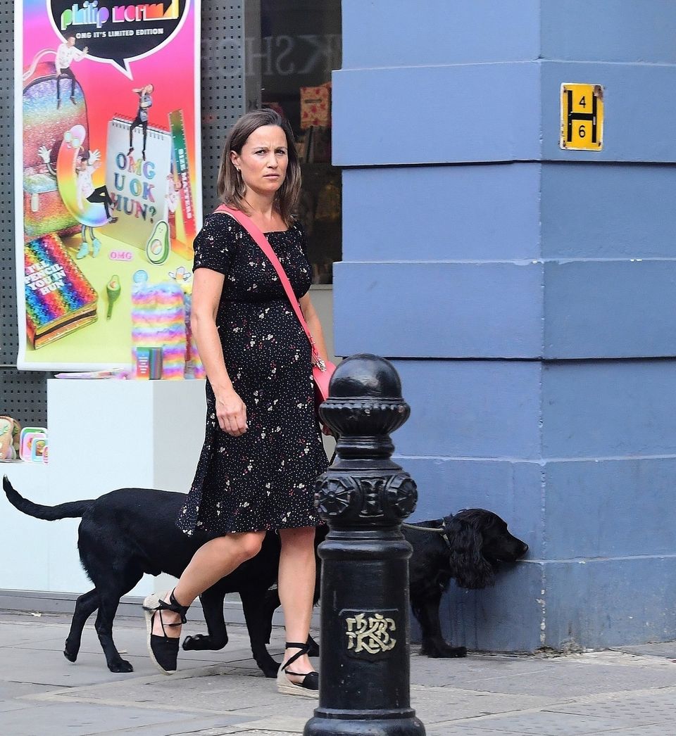 Pippa Middleton macht es wie ihre Schwester Herzogin Catherine. Denn ihr inzwischen wachsender Babybauch wird ab sofort in stylischer Umstandsmode verpackt. Ebenso wie Kate wählt Pippa ein Kleid des Labels Seraphine. Das schwarze, schulterfreie Kleid ist mit knapp 75 Euro zudem ein echtes Schnäppchen. Pippa Middleton macht es wie ihre Schwester Herzogin Catherine. Denn ihr inzwischen wachsender Babybauch wird ab sofort in stylischer Umstandsmode verpackt. Ebenso wie Kate wählt Pippa ein Kleid des Labels Seraphine. Das schwarze, schulterfreie Kleid ist mit knapp 75 Euro zudem ein echtes Schnäppchen.