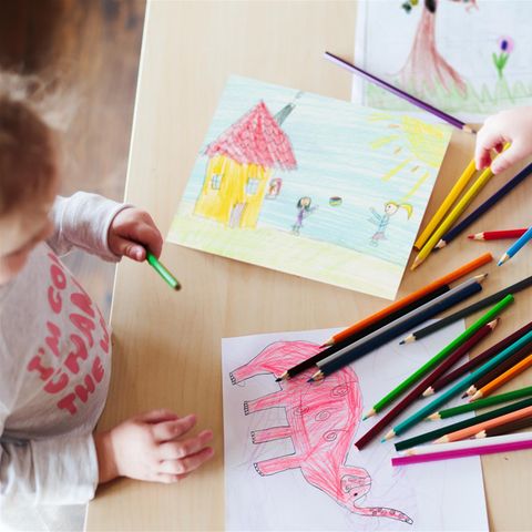 Kinder malen mit Buntstiften (Symbolbild)