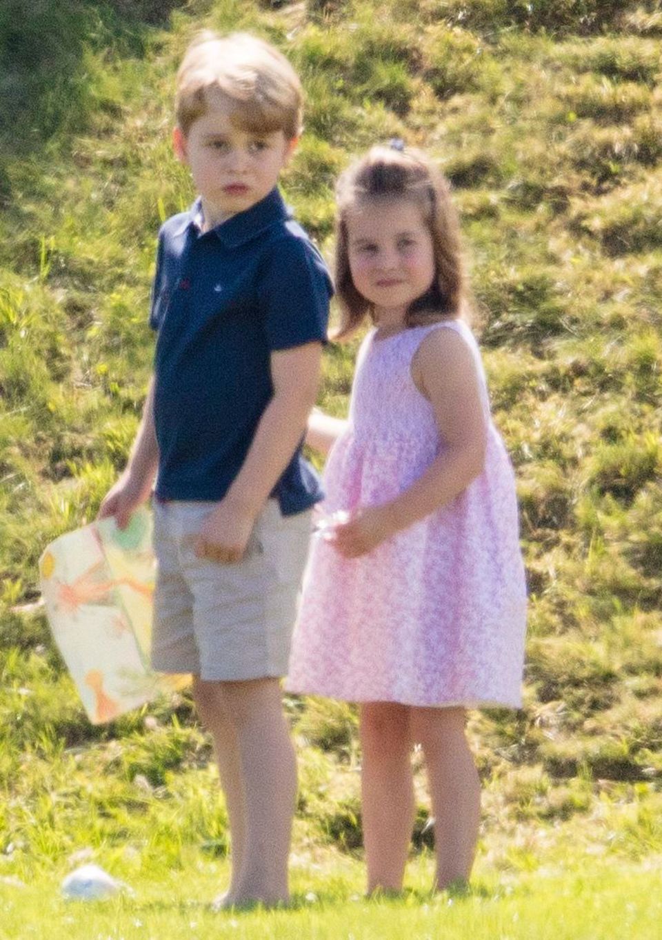 Prinz George: Prinz George mit Vulkan-Bild und Schwester Charlotte Im Juni 2018 zeigt Prinz George sein Faible für Vulkane mit einem selbstgemalten Bild. Das dürfte auch Schwester Charlotte bewundert haben