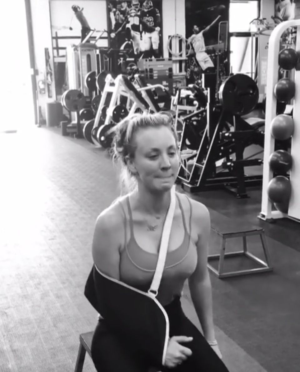 Trotz Schulterverletzung gibt Kaley Cuoco im Fitnessstudio alles. Trotz Schulterverletzung gibt Kaley Cuoco im Fitnessstudio alles.