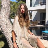 "Seitdem ich auf Ibiza bin hat sich nicht nur mein Style angepasst, sondern auch irgendwie meine Frisur! Love that hippie life", schreibt Cathy Hummels zu diesem Outfit-Post auf Instagram. Die stolze Mama eines Sohnes urlaubt derzeit auf der sonnigen Insel und scheint Gefallen am berühmten Hippie-Style gefunden zu haben. 